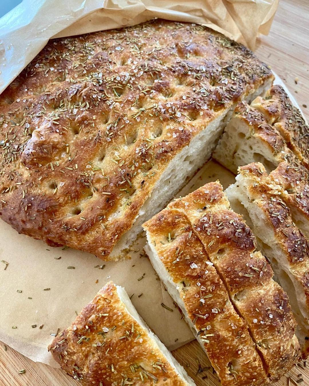 Aangesneden artisan focaccia met rozemarijn en zeezout
