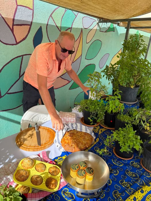 De maker van Kas di AROMA bij focaccia, dips en verse kruidenplanten