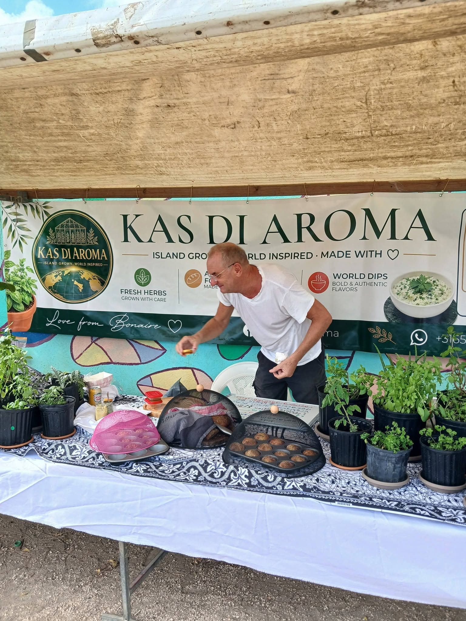 De marktkraam van Kas di AROMA met verse kruiden, focaccia en dips